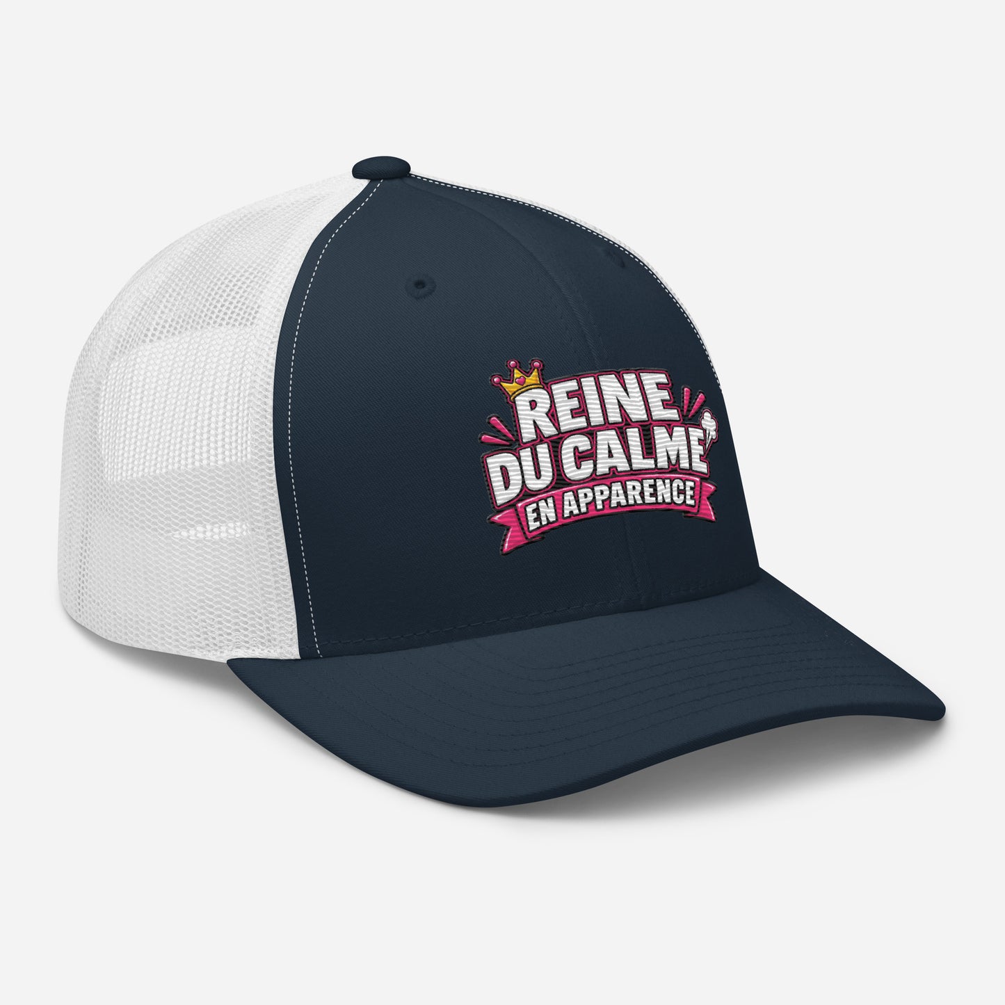 Casquette Trucker, brodée « Reine du calme, en apparence », en Bleu Marine, vue de trois quarts, image 25