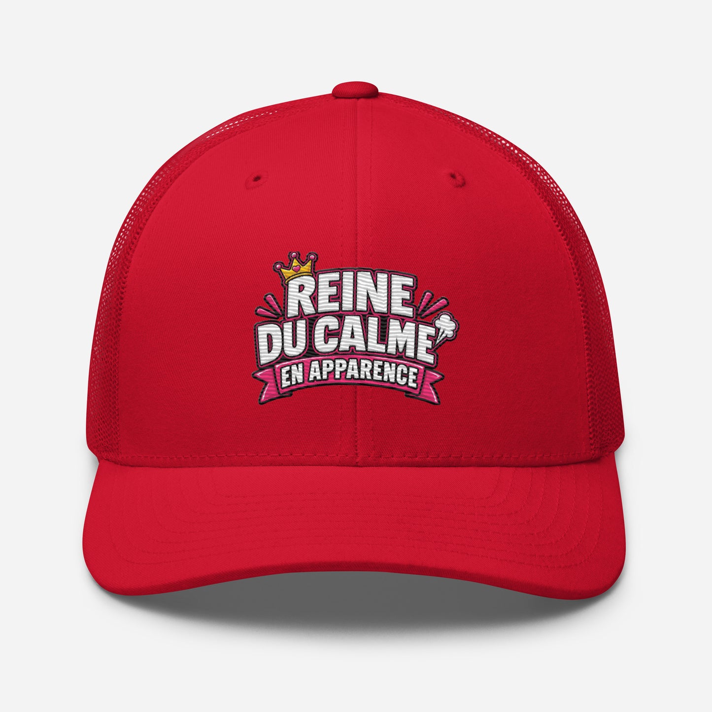 Casquette Trucker, brodée « Reine du calme, en apparence », en Rouge, vue de face, image 39