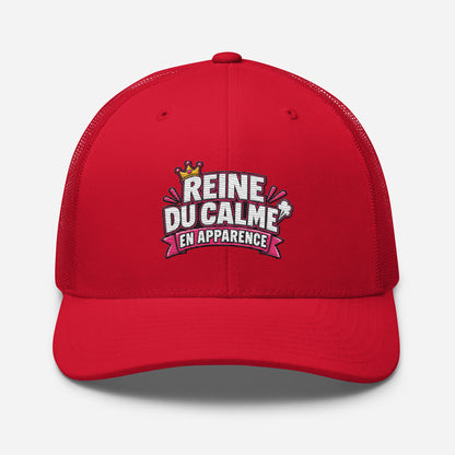 Casquette Trucker, brodée « Reine du calme, en apparence », en Rouge, vue de face, image 39
