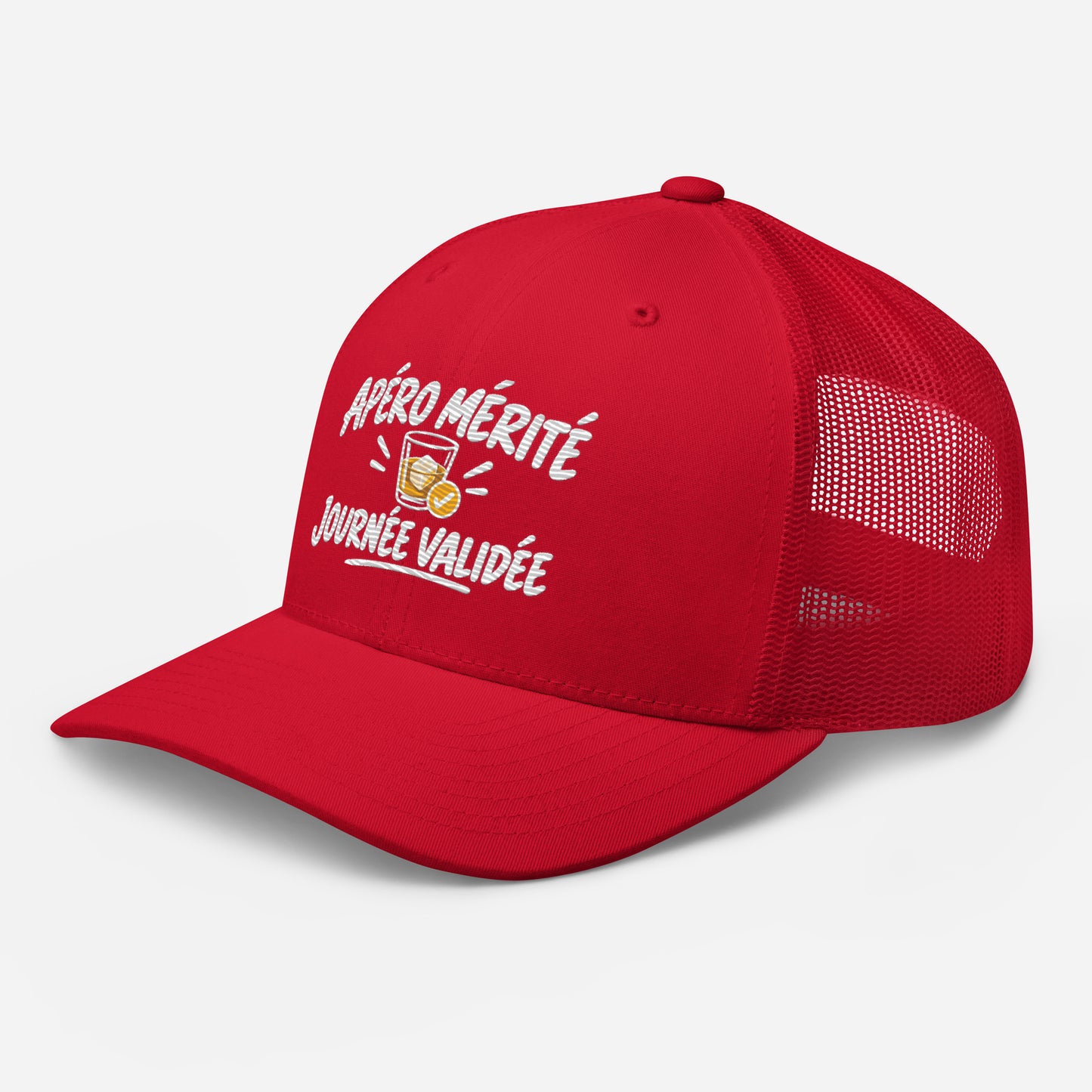 Casquette Trucker, brodée « Apéro mérité, journée validée », en Rouge, vue de trois quarts