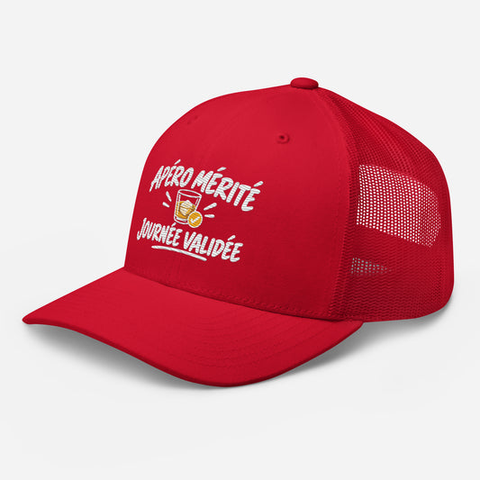Casquette Trucker, brodée « Apéro mérité, journée validée », en Rouge, vue de trois quarts