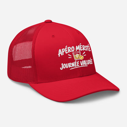 Casquette Trucker, brodée « Apéro mérité, journée validée », en Rouge, vue de trois quarts, image 42