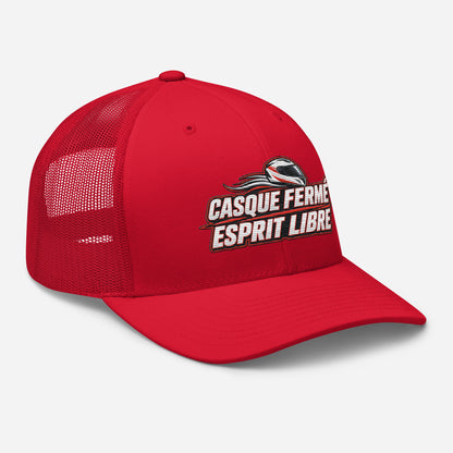 Casquette Trucker, brodée « Casque fermé, esprit libre », en Rouge, vue de trois quarts, image 42