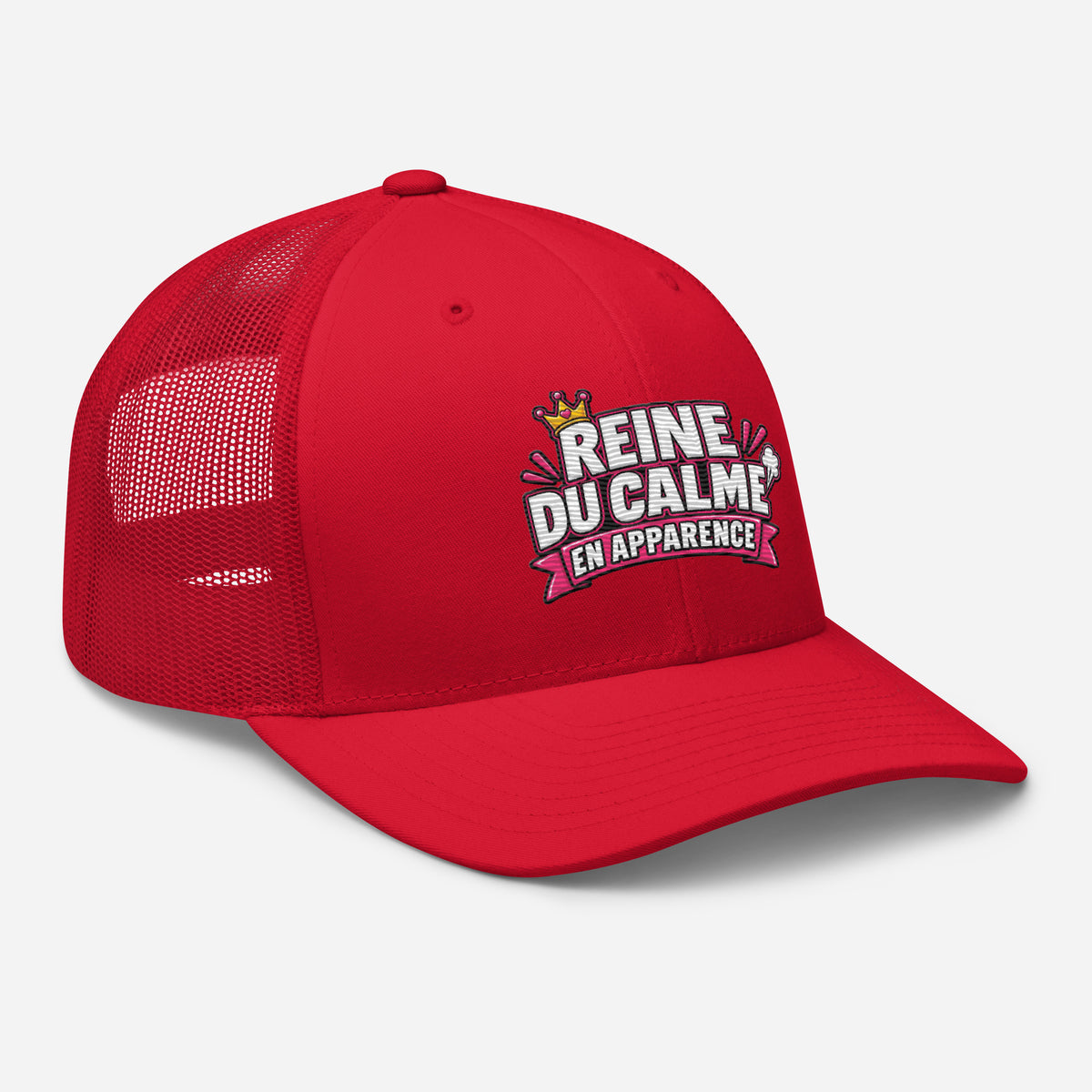 Casquette Trucker, brodée « Reine du calme, en apparence », en Rouge, vue de trois quarts, image 43