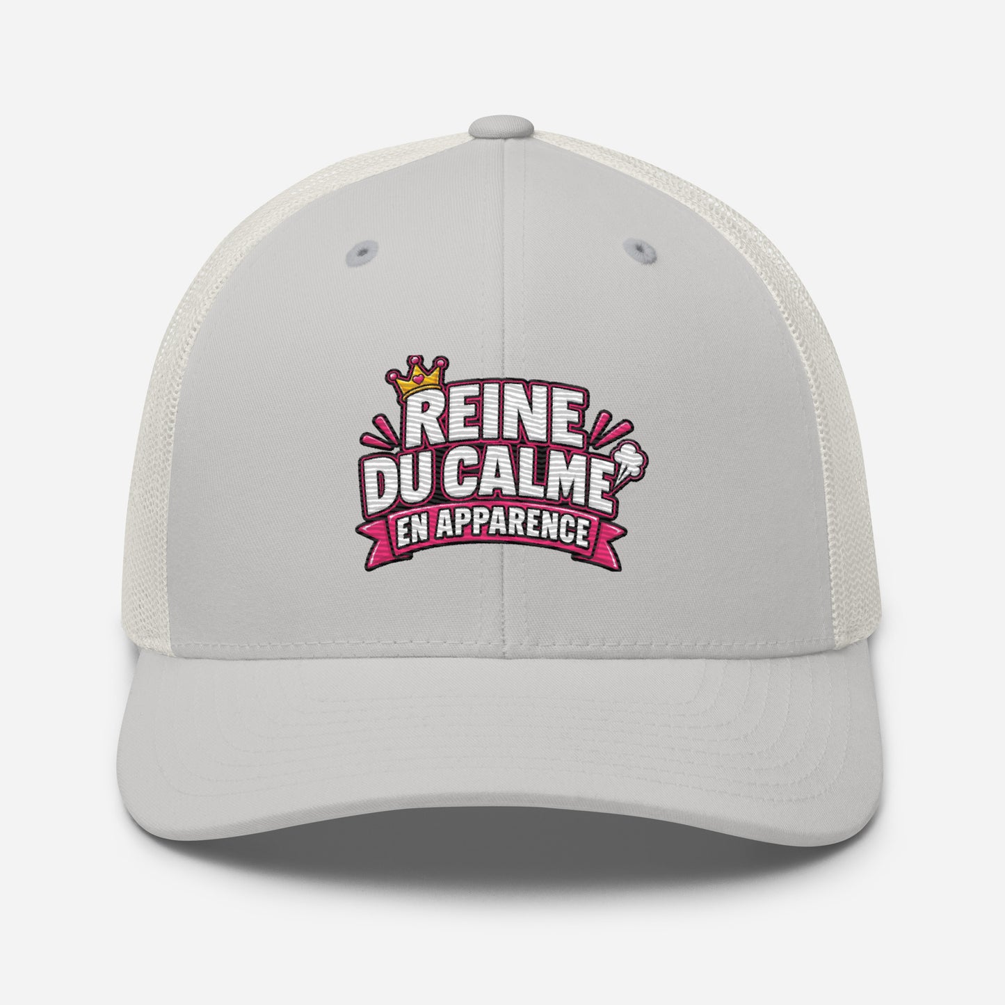 Casquette Trucker, brodée « Reine du calme, en apparence », vue de face, image 80