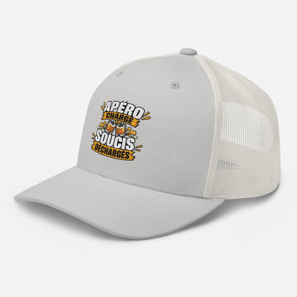 Casquette Trucker, brodée « Apéro chargé, soucis déchargés », vue de trois quarts, image 82