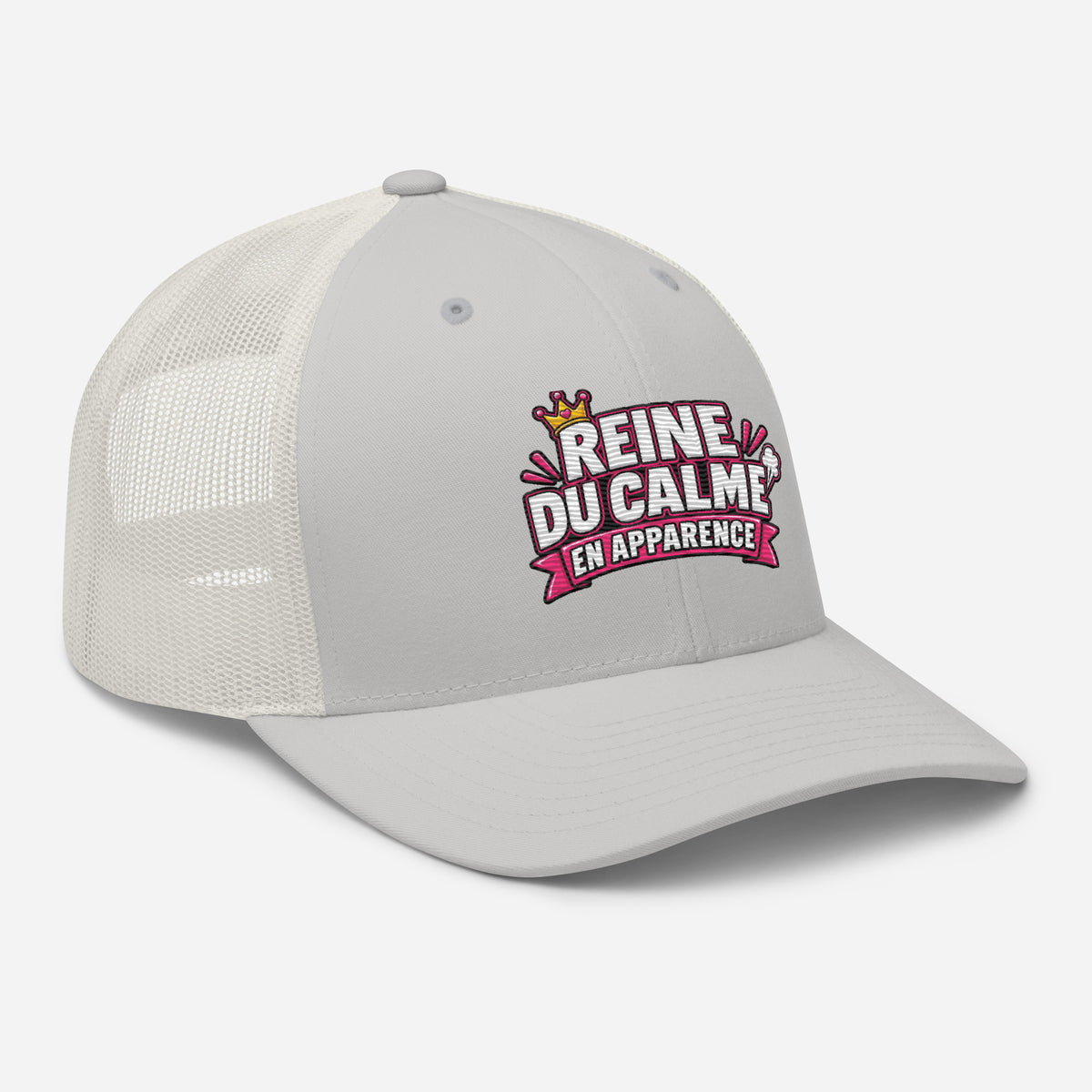 Casquette Trucker, brodée « Reine du calme, en apparence », vue de trois quarts, image 85