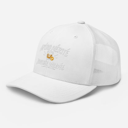 Casquette Trucker, brodée « Apéro mérité, journée validée », vue de trois quarts, image 100
