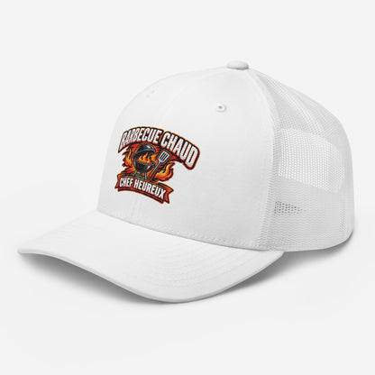 Casquette Trucker, brodée « Barbecue chaud, chef heureux », vue de trois quarts, image 100