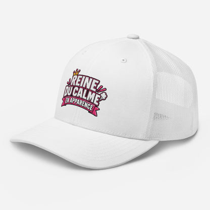 Casquette Trucker, brodée « Reine du calme, en apparence », vue de trois quarts
