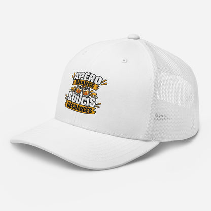 Casquette Trucker, brodée « Apéro chargé, soucis déchargés », vue de trois quarts, image 100