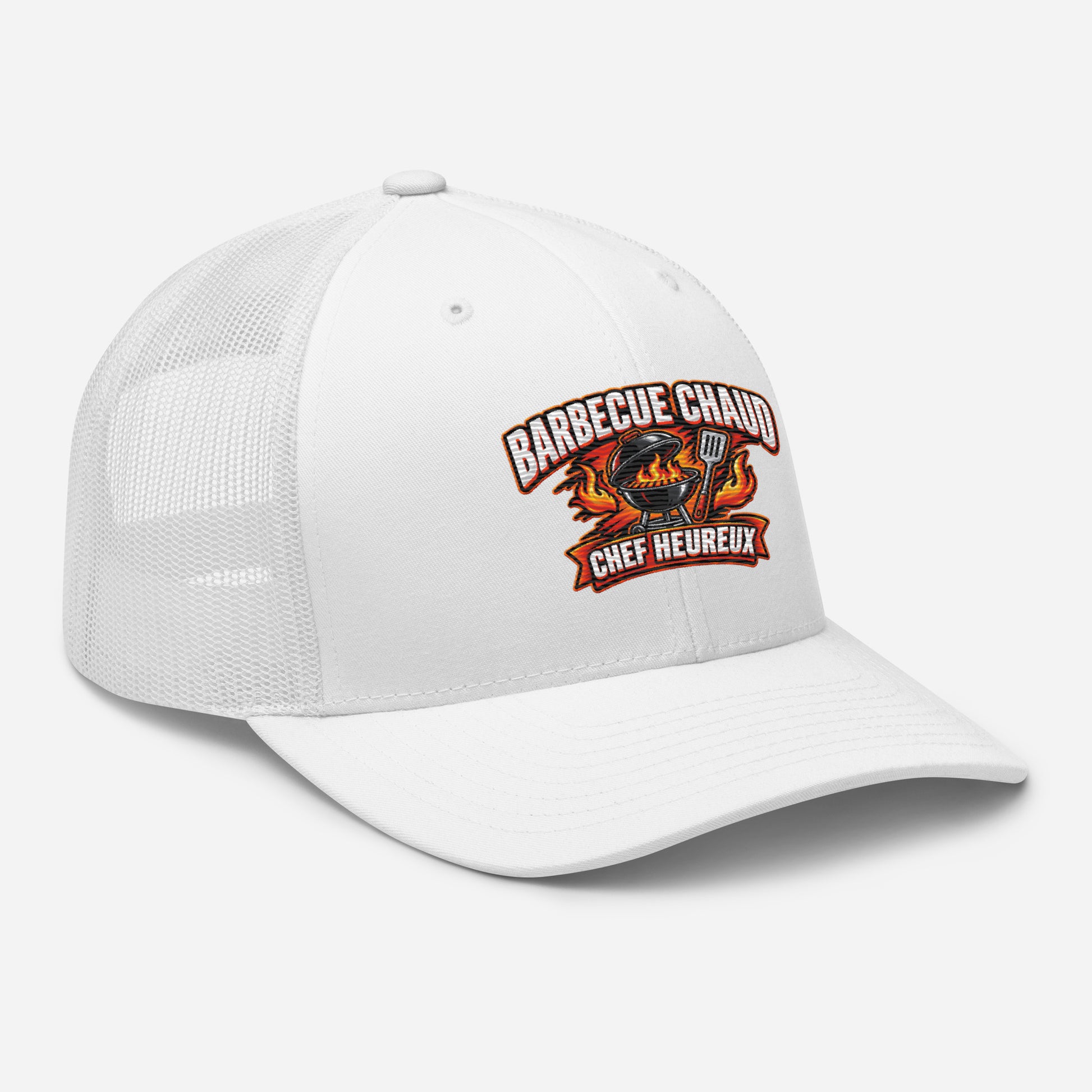 Casquette Trucker, brodée « Barbecue chaud, chef heureux », vue de trois quarts, image 102