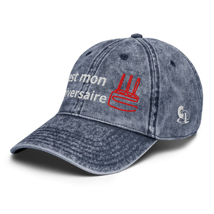 Casquette Baseball, brodée « C'est mon anniversaire », en Bleu Marine, vue de trois quarts