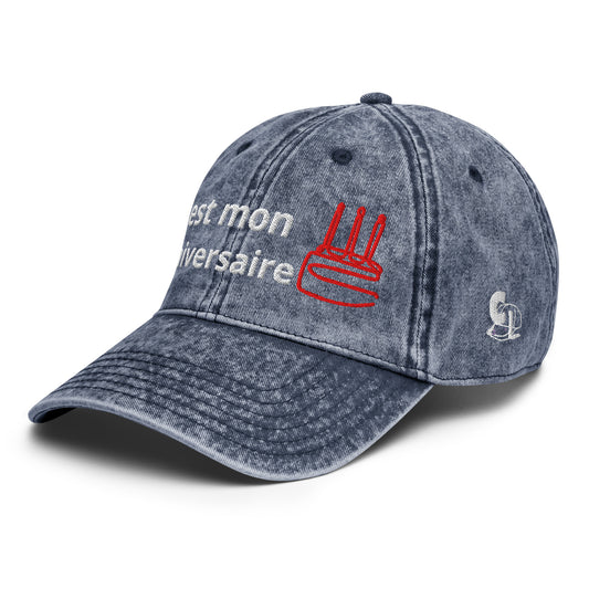 Casquette Baseball, brodée « C'est mon anniversaire », en Bleu Marine, vue de trois quarts